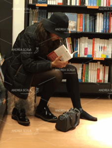 donna-costretta-dal-dolore-ai-piede-a-eliminare-scarpa-